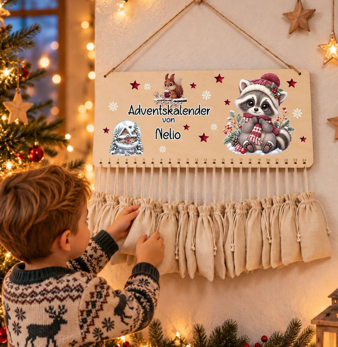 Personalisierter Adventskalender aus Holz mit Namen Waschbär für Jungen – zum Befüllen mit oder ohne Säckchen