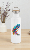 Personalisierte Thermosflasche Edelstahl Feder – Trinkflasche mit Bambusdeckel, doppelwandig & auslaufsicher für Büro, Sport & Reisen - CreativMade