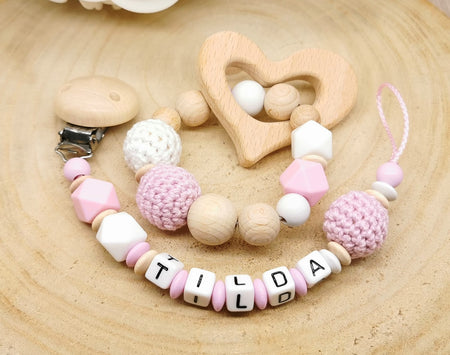 Personalisierte Schnullerkette mit Greifling in Rosa – handgemachtes Babygeschenk für Mädchen. Ideal zur Geburt, Taufe oder Babyparty - CreativMade