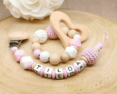 Personalisierte Schnullerkette mit Greifling in Rosa – handgemachtes Babygeschenk für Mädchen. Ideal zur Geburt, Taufe oder Babyparty - CreativMade