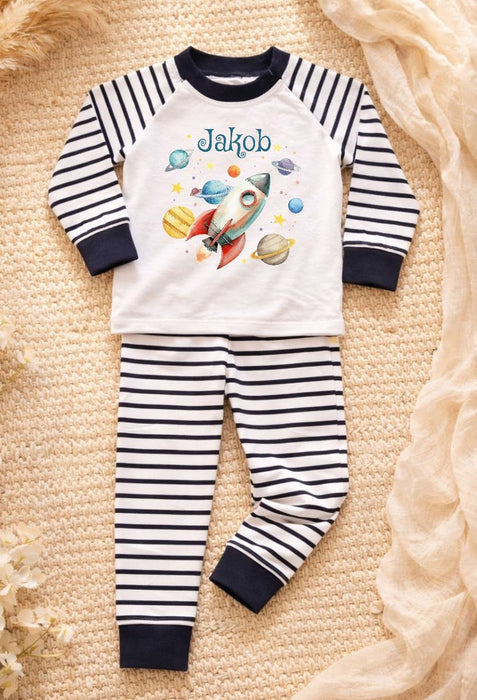Kinder Schlafanzug mit Namen Rakete – Personalisierter Pyjama für Jungen | CreativMade .