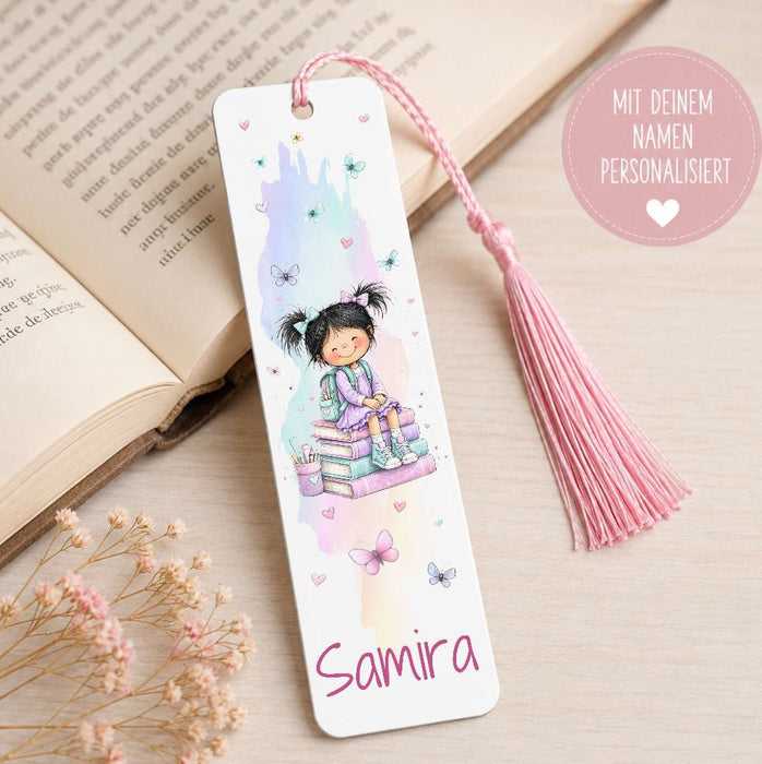 Personalisiertes Lesezeichen Schulmädchen mit Namen – Geschenk zur Einschulung für Mädchen Metall | CreativMade .