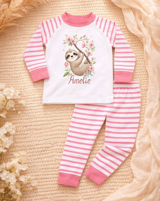 Kinder Schlafanzug mit Namen – Faultier & Blumen – Personalisierter Baby & Kinder Pyjama | CreativMade .