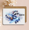 Kinder Tischset personalisiert mit Namen Waschbär Flugzeug - abwischbar und rutschfest Platzdeckchen Platzset Tischunterlage - personalisierte Tasse Emaille & Keramik - CreativMade 