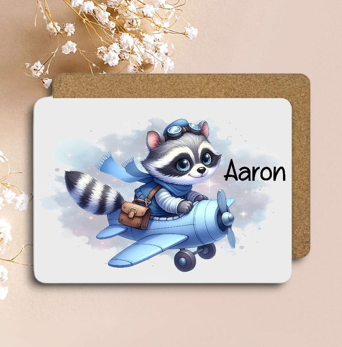 Kinder Tischset personalisiert mit Namen Waschbär Flugzeug - abwischbar und rutschfest Platzdeckchen Platzset Tischunterlage - personalisierte Tasse Emaille & Keramik - CreativMade 