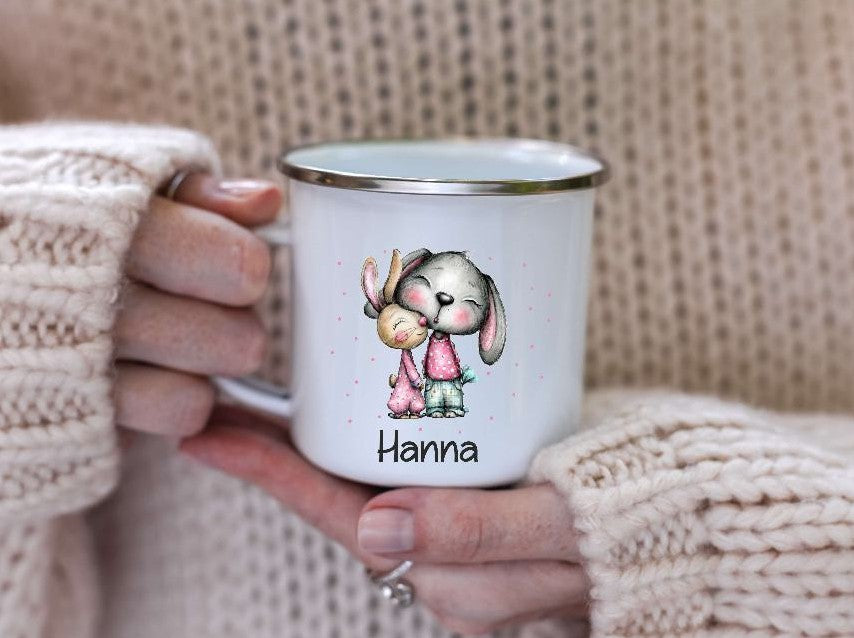 Kindertasse personalisiert mit Namen Hase Mädchen Emaille Keramik Kunststoff Geschenk - CreativMade 