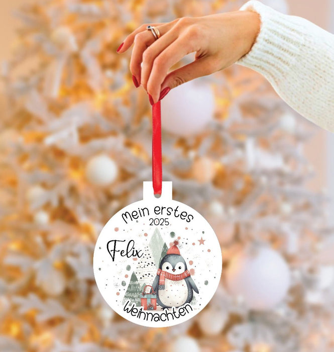 Personalisierter Christbumschmuck & Weihnachtsbaumanhänger Baby Pinguin – Mein erstes Weihnachten mit Namen aus Aluminium Geschenkidee - CreativMade 