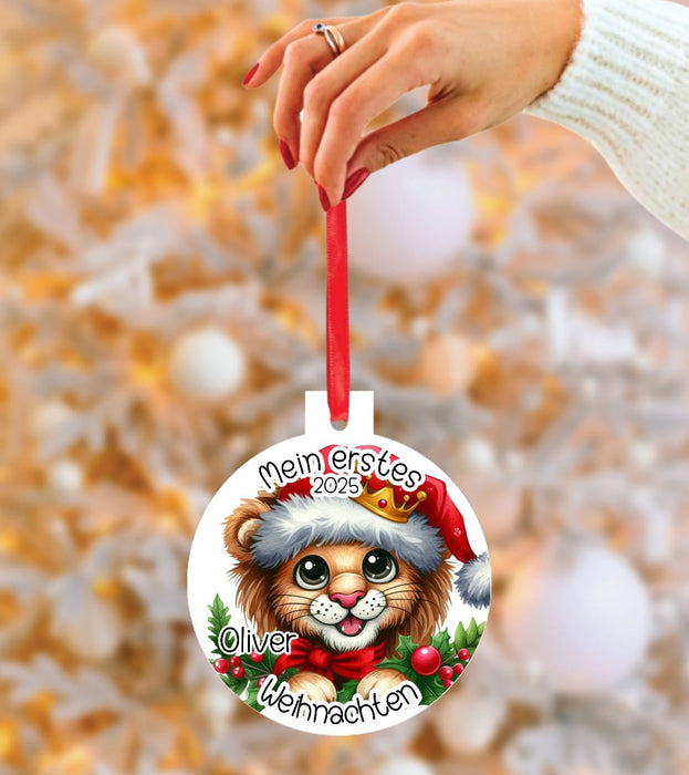 Personalisierter Christbumschmuck & Weihnachtsbaumanhänger Baby Löwe – Mein erstes Weihnachten mit Namen aus Aluminium Geschenkidee - CreativMade 