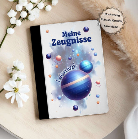 Personalisierte Zeugnismappe mit Namen Planeten – Mappe für Schulzeugnisse A4 | Geschenk zur Einschulung Jungen - CreativMade 