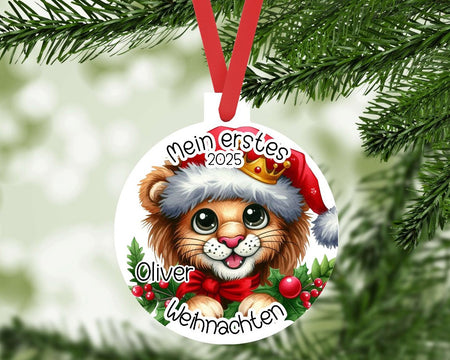 Personalisierter Christbumschmuck & Weihnachtsbaumanhänger Baby Löwe – Mein erstes Weihnachten mit Namen aus Aluminium Geschenkidee - CreativMade 