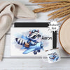 Kinder Tischset personalisiert mit Namen Waschbär Flugzeug - abwischbar und rutschfest Platzdeckchen Platzset Tischunterlage - personalisierte Tasse Emaille & Keramik - CreativMade 