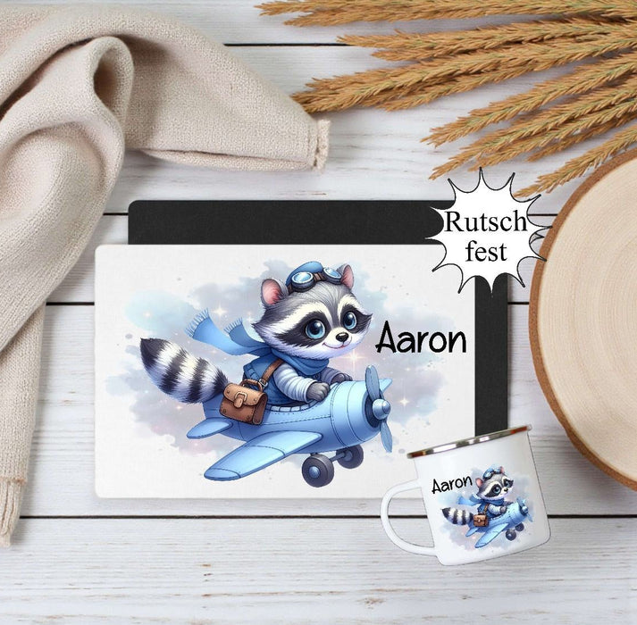 Kinder Tischset personalisiert mit Namen Waschbär Flugzeug - abwischbar und rutschfest Platzdeckchen Platzset Tischunterlage - personalisierte Tasse Emaille & Keramik - CreativMade 