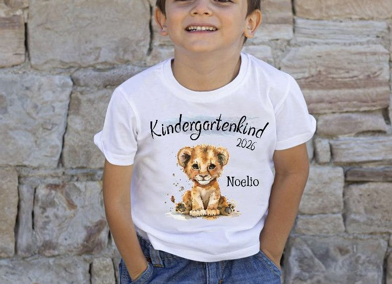 Kindergartenkind T-Shirt personalisiert mit Namen Löwe – Kita Abschluss & Vorschulkind Geschenk - CreativMade 