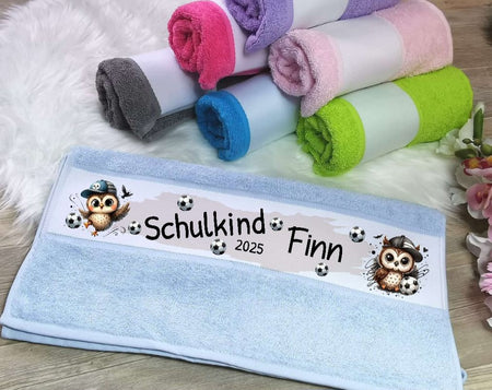 Personalisiertes Kinderhandtuch zur Einschulung – Schulkind Eule Fußball mit Namen, ideal als Geschenk & den Schulstart - CreativMade