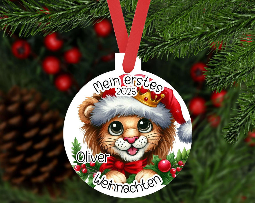 Personalisierter Christbumschmuck & Weihnachtsbaumanhänger Baby Löwe – Mein erstes Weihnachten mit Namen aus Aluminium Geschenkidee - CreativMade 