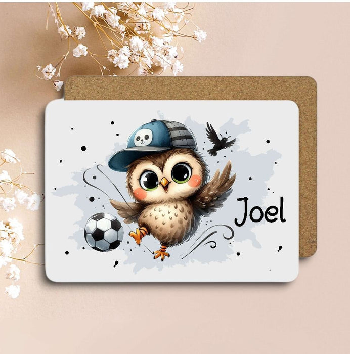 Kinder Tischset personalisiert mit Namen Fußball Eule Jungen - abwischbar und rutschfest Platzdeckchen Platzset Tischunterlage - personalisierte Tasse Emaille oder Keramik - CreativMade 