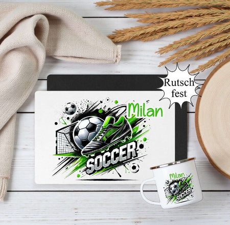 Kinder Tischset personalisiert mit Namen Fußball Jungen - abwischbar und rutschfest Platzdeckchen Platzset Tischunterlage - personalisierte Tasse Emaille oder Keramik - CreativMade 