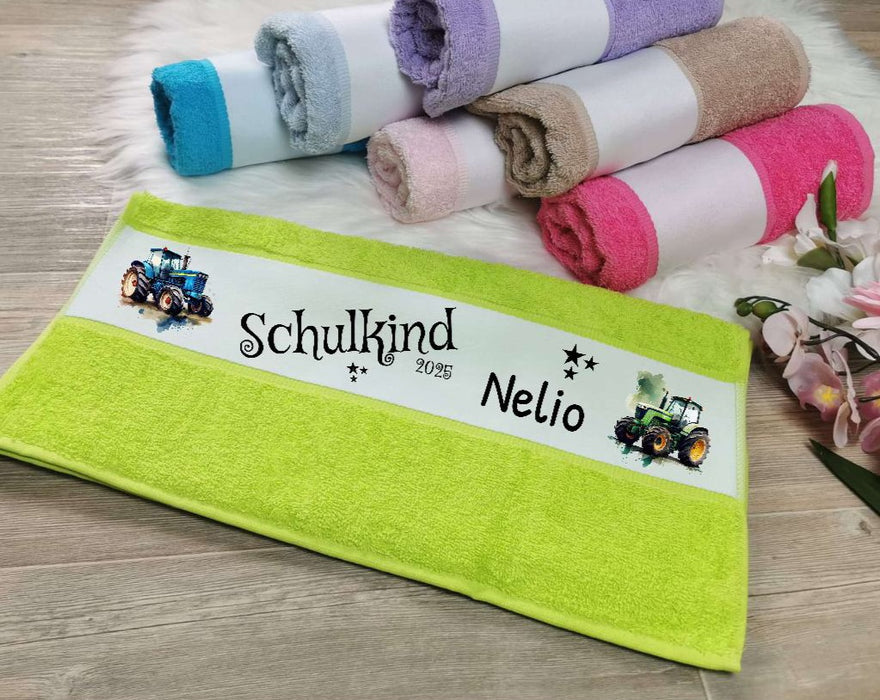 Personalisiertes Kinderhandtuch zur Einschulung – Schulkind Traktor mit Namen, ideal als Geschenk & den Schulstart - CreativMade