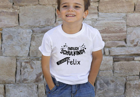 T-Shirt endlich Schulkind mit Name personalisiert Junge Einschulungsshirt Einschulung erste Klasse Geschenk - CreativMade 