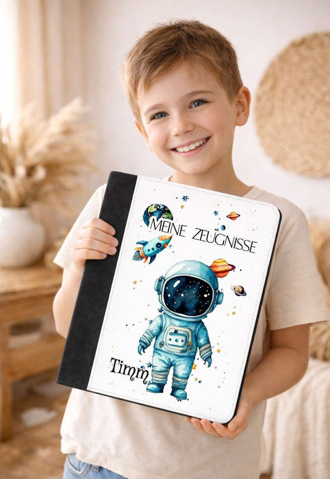 Personalisierte Zeugnismappe mit Namen Astronaut – Mappe für Schulzeugnisse A4 | Geschenk zur Einschulung Jungen - CreativMade