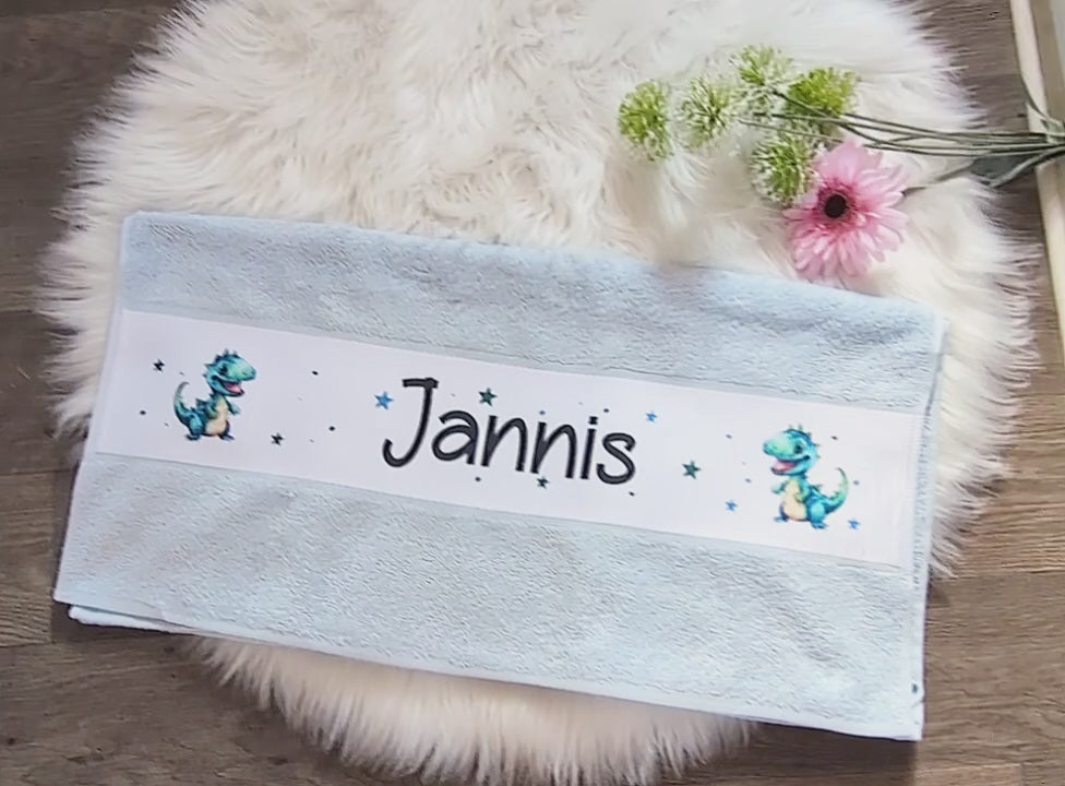 Personalisiertes Kinderhandtuch mit Namen Drache & Dinosaurier Jungen – Frottee 50x100 cm oder 70x140 cm – Weiches Handtuch für Kinder & Babys - CreativMade