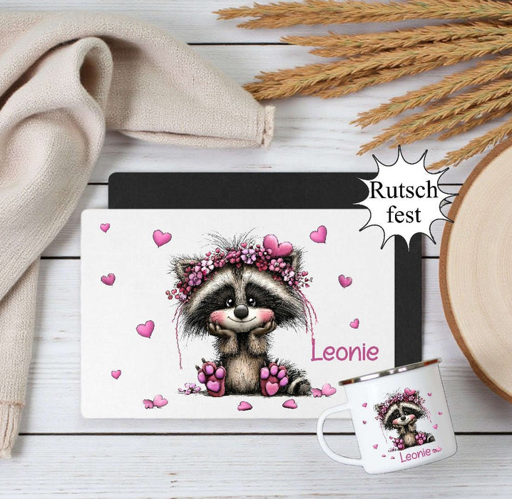 Kinder Tischset personalisiert mit Namen Waschbär - abwischbar und rutschfest Platzdeckchen Platzset Tischunterlage - personalisierte Tasse Emaille & Keramik - CreativMade 