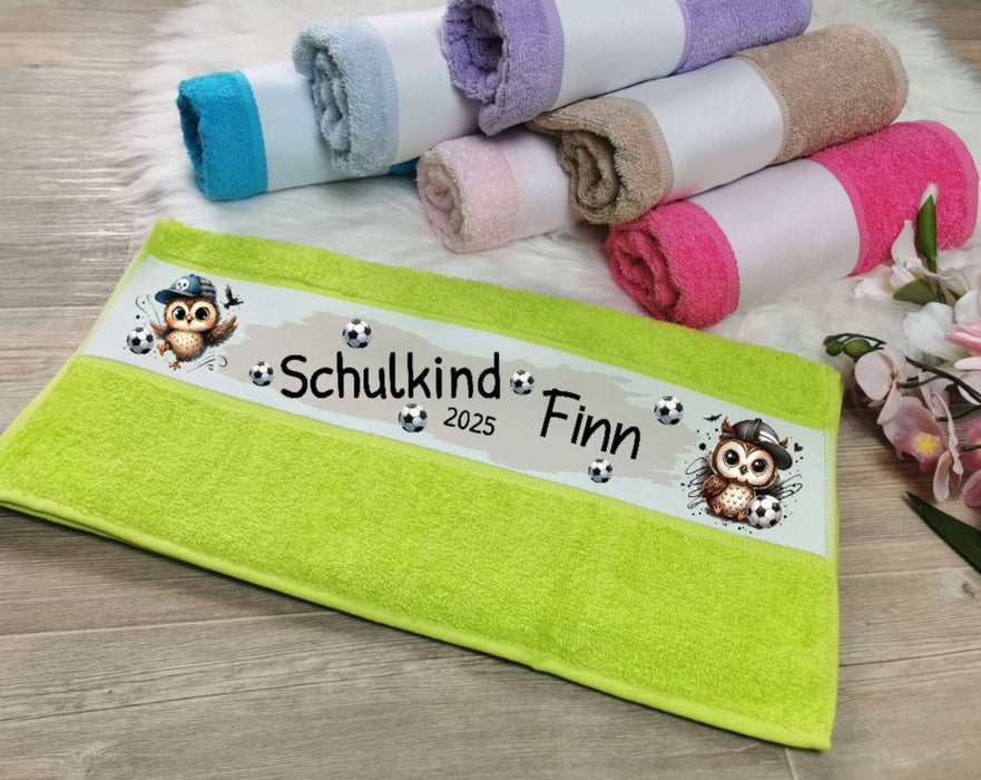 Personalisiertes Kinderhandtuch zur Einschulung – Schulkind Eule Fußball mit Namen, ideal als Geschenk & den Schulstart - CreativMade