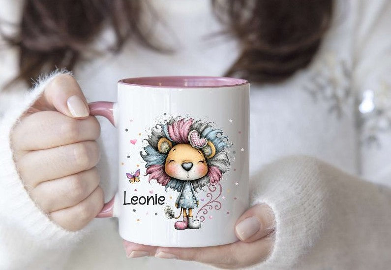 Kindertasse personalisiert mit Namen Löwe Mädchen Emaille Keramik Kunststoff Geschenk - CreativMade 