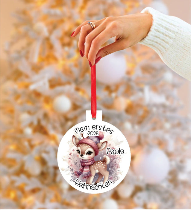Personalisierter Christbumschmuck & Weihnachtsbaumanhänger Baby Reh – Mein erstes Weihnachten mit Namen aus Aluminium Geschenkidee - CreativMade 