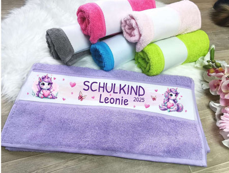 Personalisiertes Kinderhandtuch zur Einschulung – Schulkind Einhorn mit Namen, ideal als Geschenk & den Schulstart - CreativMade