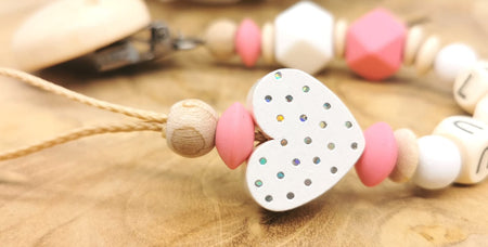Personalisierte Schnullerkette mit Namen – Herz Mädchen - Liebevolles Accessoire für Dein Baby - CreativMade